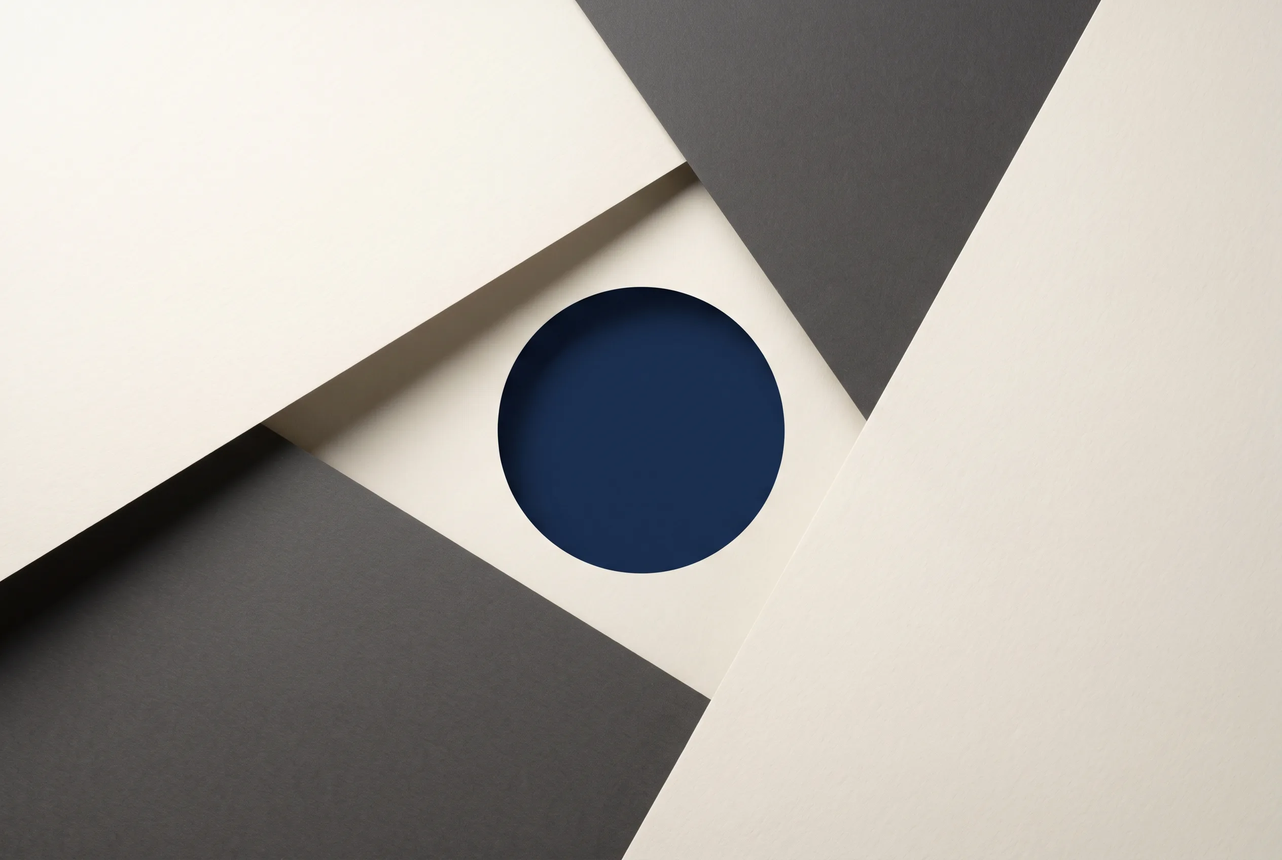 Composición editorial abstracta de planos de papel alrededor de un punto de enfoque azul